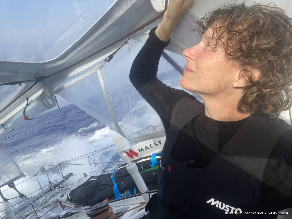 Leading Vendee Globe group face a difficult choice