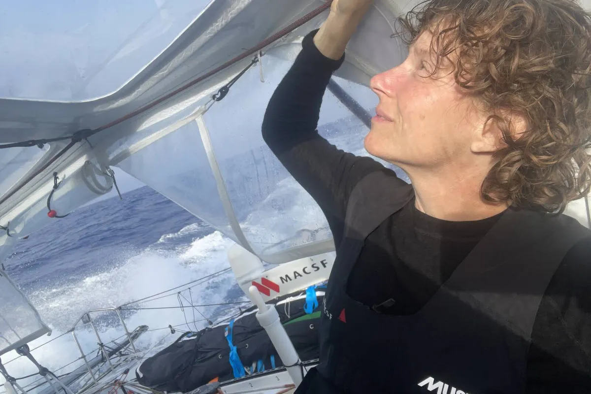 Leading Vendee Globe group face a difficult choice