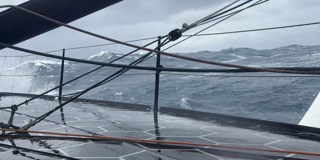 Trading places for the Vend&#xE9;e Globe lead