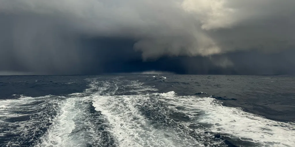 Charlie Dalin & Yoann Richomme expected to cross the Equator this afternoon