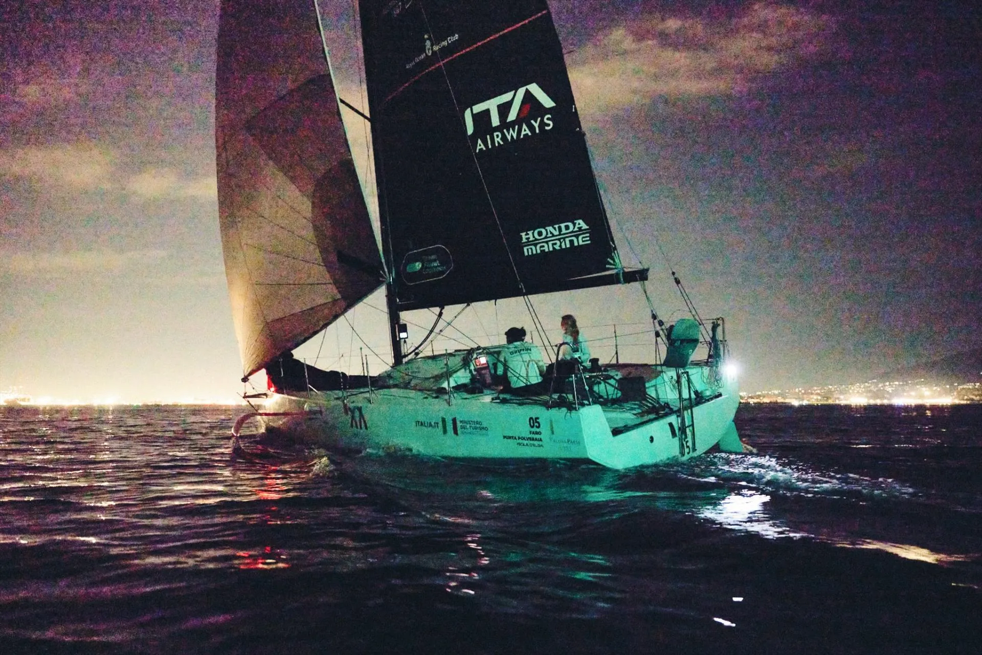 Giro d'Italia a Vela: Italian Navy dominates the Tropea-Naples race, video