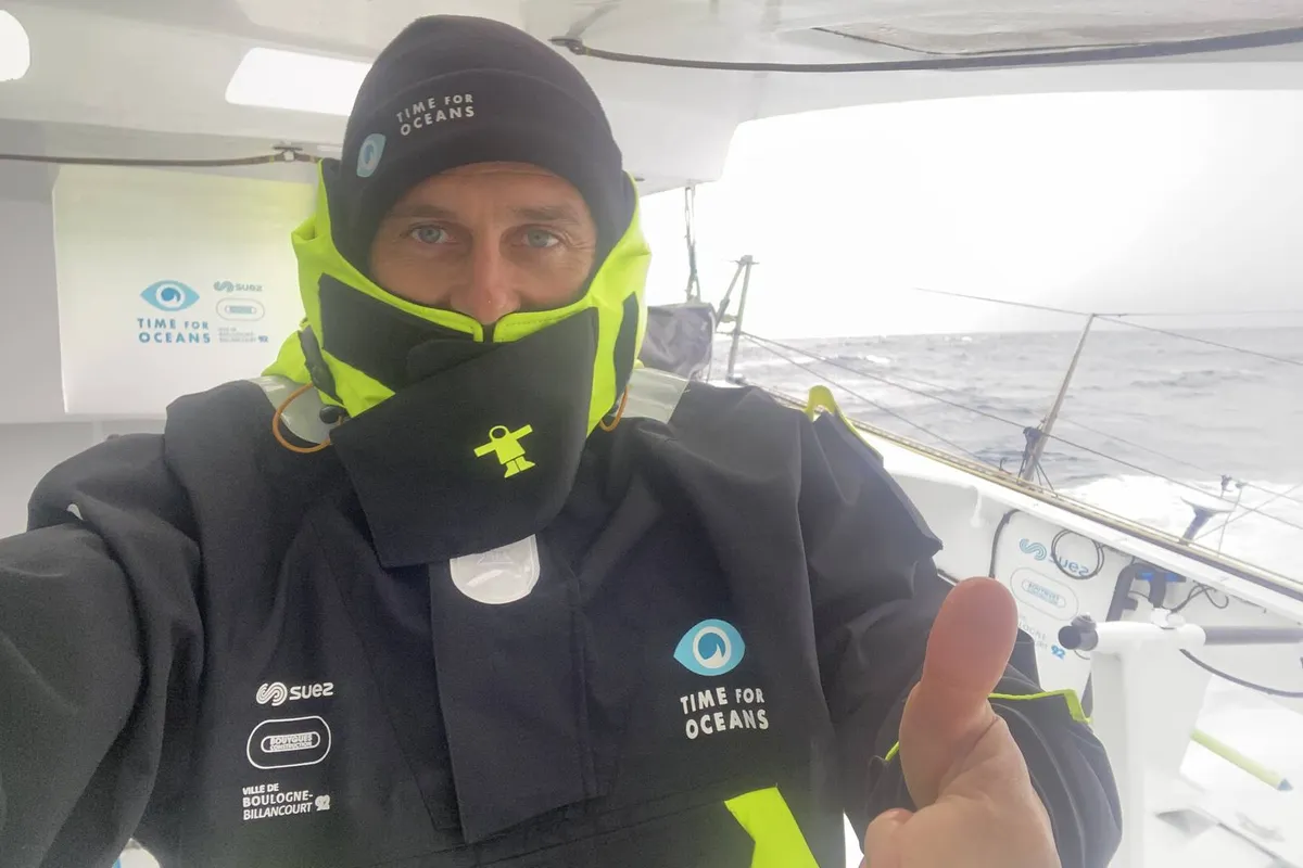 Diverging strategies for the top duo, Ruyant losing miles