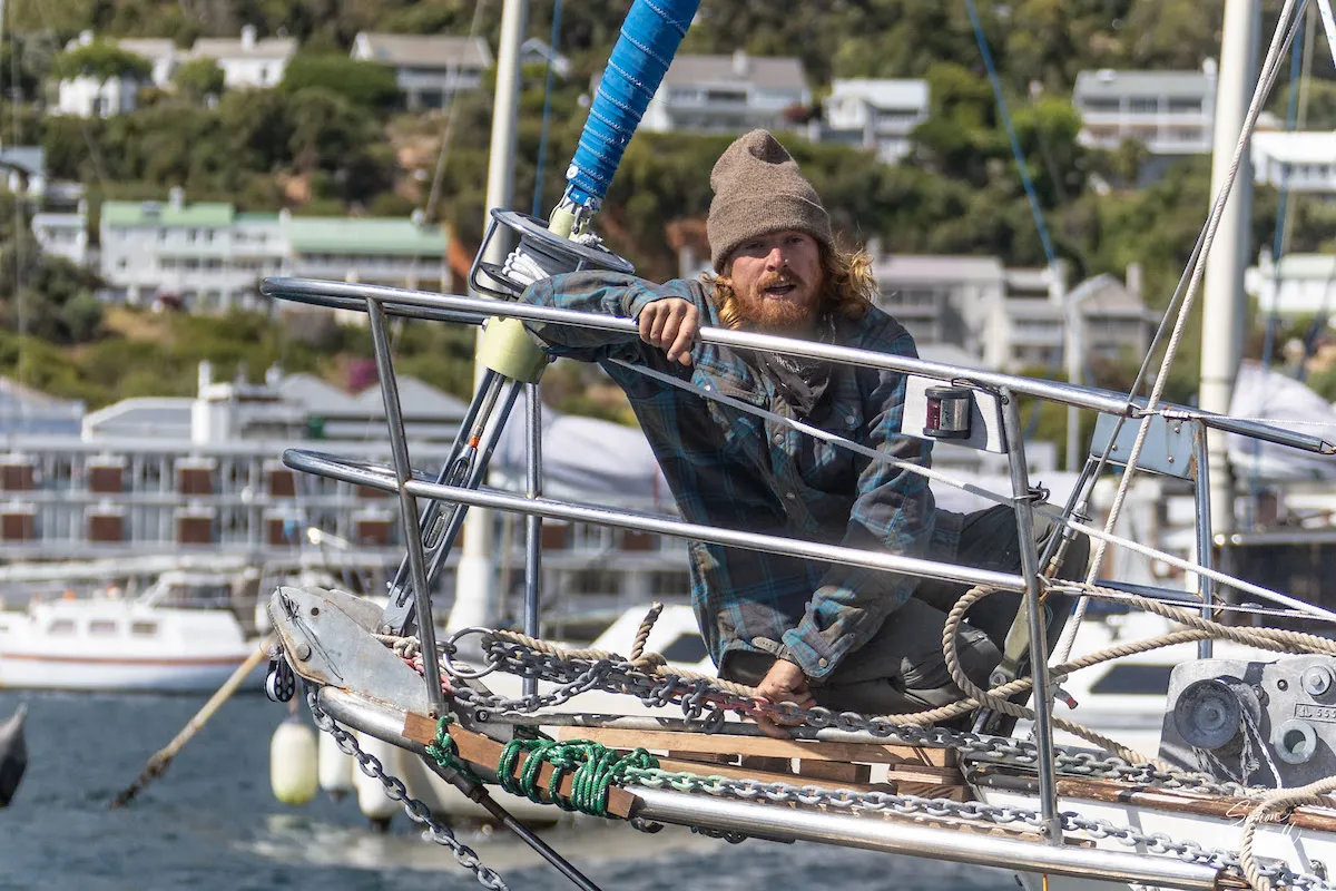 Youngest Golden Globe entrant faces retirement, Race leader under threat
