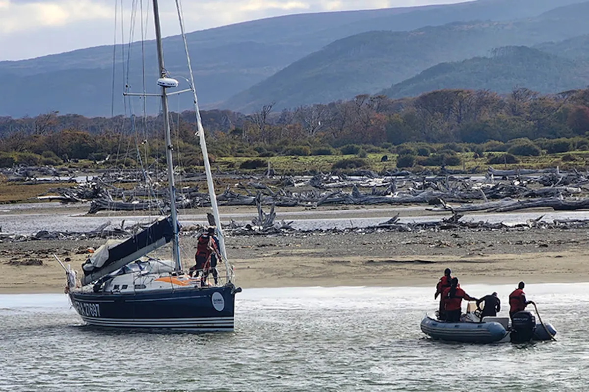 Louis Robein assisted by Argentinian Navy on Global Solo Challenge